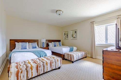 una camera da letto con due letti e un comò di Rocky Mountain High at Grande Rockies Resort a Canmore