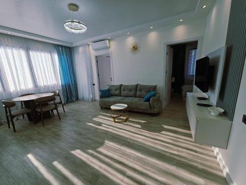 ein Wohnzimmer mit Sofa und Tisch in der Unterkunft Premium apartment in Batumi 1718 in Batumi