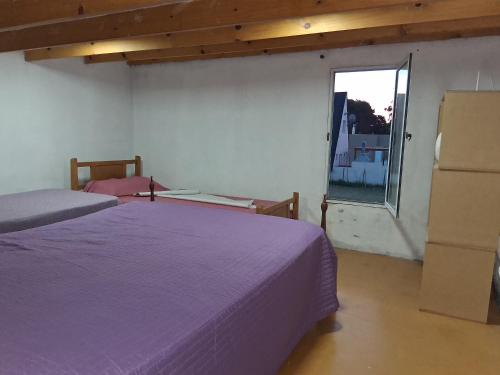 Giường trong phòng chung tại Monoambiente claromeco