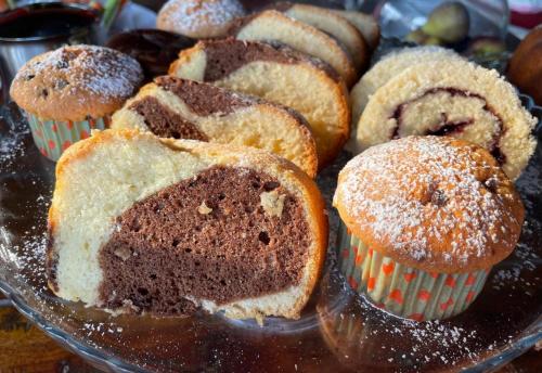 un piatto di muffin e cupcake su un tavolo di PEACE ROOMS a Pozzallo