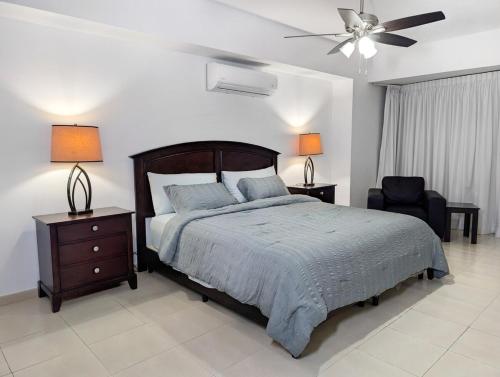 a bedroom with a bed and a ceiling fan at YC 1701 Apartamento 2 BDR av Balboa in Panama City
