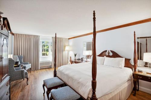 Una cama o camas en una habitación de Avon Old Farms Hotel