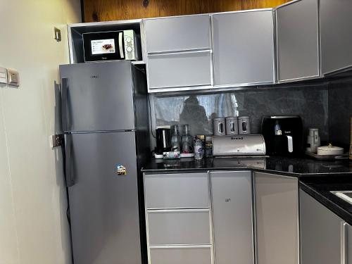 Η κουζίνα ή μικρή κουζίνα στο Alshuruq Stay