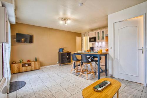 TV a/nebo společenská místnost v ubytování Cabourg Plage - Wifi & Jardin - Mer à 200m