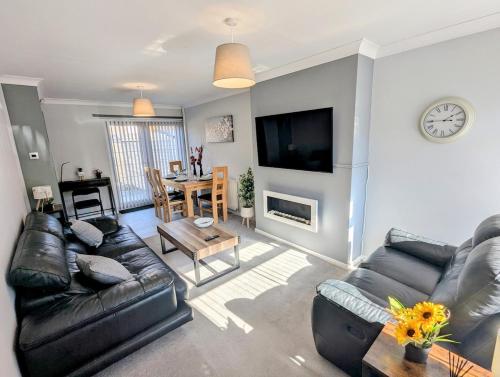 a living room with a couch and a table at Castleford nest 3 bed driveway 2 Free Parking 6ppl in Featherstone