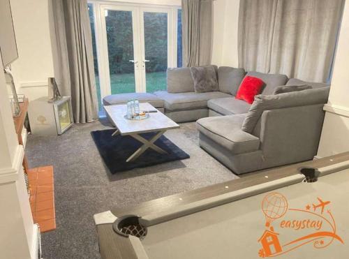 Posezení v ubytování Easystays Baby Mansion Can Sleep 18