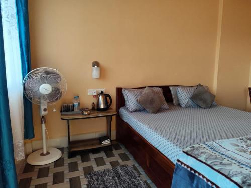 En eller flere senge i et værelse på Arara ibt homestay