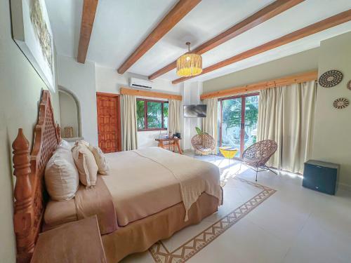 una camera da letto con un letto grande in una stanza di Enigmatic Hotel Experience a Cancún