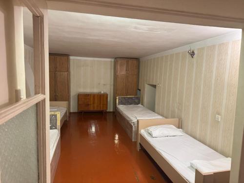 una habitación vacía con tres camas. en Freestyle Hostel Baku, en Baku