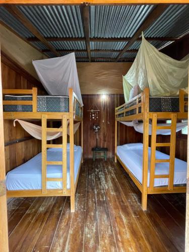 Postel nebo postele na pokoji v ubytování Onda Hostel Mompiche