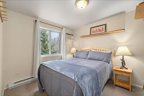 a bedroom with a bed and a window at Gunslinger Gateway Red Lodge in Red Lodge