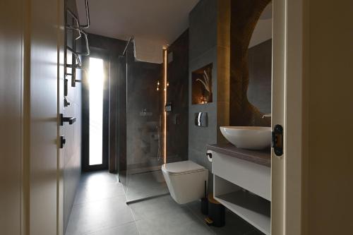 Ένα μπάνιο στο Domivka котедж із чаном-джакузі, каміном і кіно-зоною у Cлавську