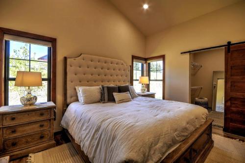 a bedroom with a large bed and a large mirror at Montana Mountain Escape in Red Lodge