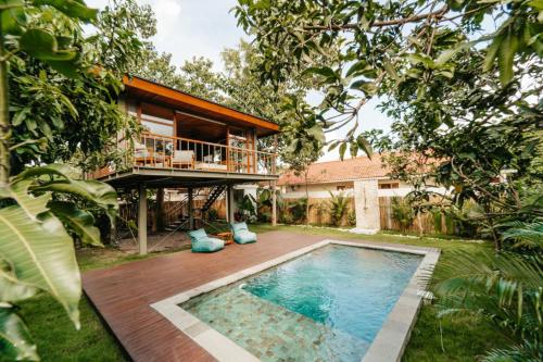 eine Villa mit Swimmingpool und ein Haus in der Unterkunft Villa Beruang in Uluwatu