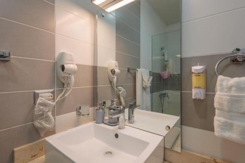 Ένα μπάνιο στο Cozy Beach Front Apt, King Bed.