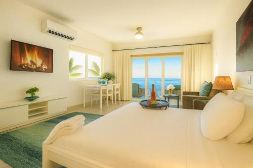 Ένα ή περισσότερα κρεβάτια σε δωμάτιο στο Cozy Beach Front Apt, King Bed.