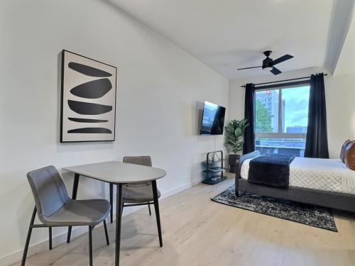 Χώρος καθιστικού στο Weekend Base, Walk to Stadium and Great Eats