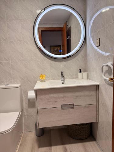 un bagno con lavandino e specchio di Apartamento La Pinada a Tramacastilla de Tena