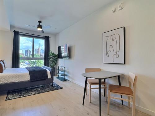 una camera da letto con un letto, un tavolo e una scrivania di Work Trip Escape Near Hospital and Local Dining a Birmingham