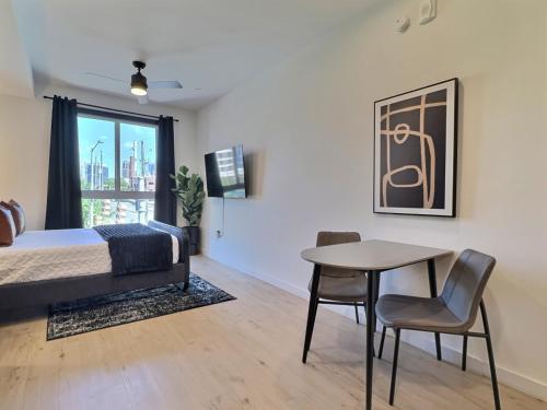 Ένα ή περισσότερα κρεβάτια σε δωμάτιο στο Quiet City Getaway Near Regions Field and Food