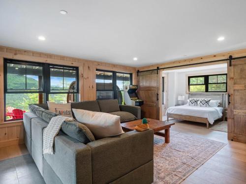 Postel nebo postele na pokoji v ubytování Best View Sunday River! Brand New Luxurious Chalet