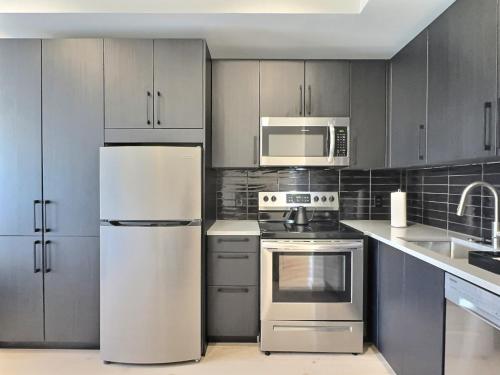 una cucina con frigorifero bianco e forno a microonde di Stylish Studio, Walk to Food, Bars and Baseball a Birmingham