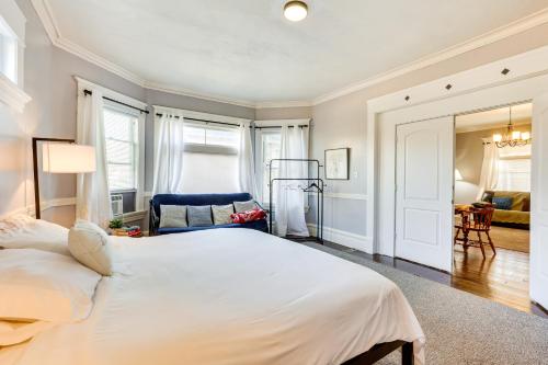 Ένα ή περισσότερα κρεβάτια σε δωμάτιο στο Less Than 1 Mi to Youngstown State Historic Home with Porch