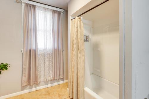 Ένα μπάνιο στο Less Than 1 Mi to Youngstown State Historic Home with Porch