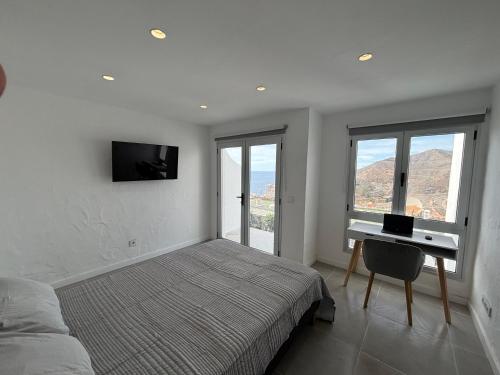 En eller flere senge i et værelse på Modern house with sea views, pool and a chillout terrace