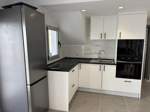 Η κουζίνα ή μικρή κουζίνα στο Modern house with sea views, pool and a chillout terrace