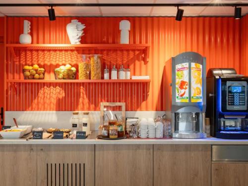 ibis budget Pertuis Portes du Luberon的咖啡和沏茶工具