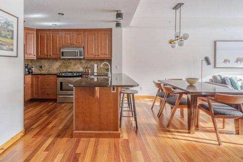 Köök või kööginurk majutusasutuses Tranquility at Rundle Cliffs Lodge