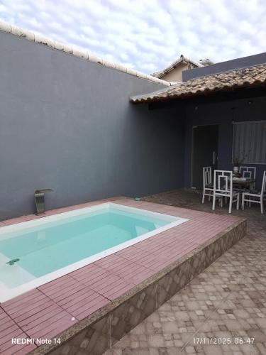 een zwembad voor een huis bij Josy House in Cabo Frio