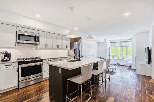 Køkken eller tekøkken på Hillside Hideaway Ski-In Ski-Out Walk to Village