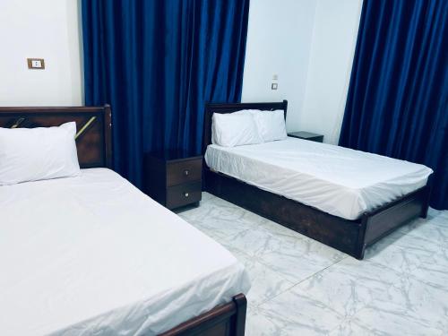 A bed or beds in a room at Neat & Modern Studio 2Mins Pyramids - Royal desert Inn