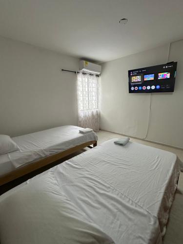 Una cama o camas en una habitación de Grande y Hermoso apartamento urbano