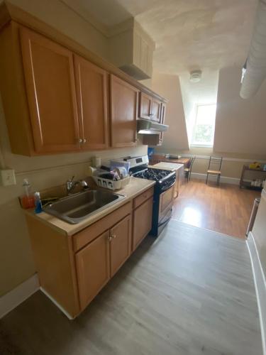 Η κουζίνα ή μικρή κουζίνα στο Guest house in Federal Hill next to Downtown, Restaurants, RI Hospital, Providence Mall, everything else