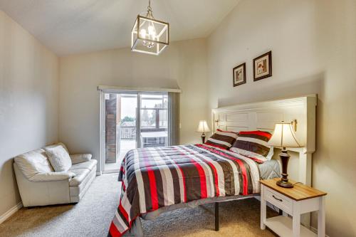 Ένα ή περισσότερα κρεβάτια σε δωμάτιο στο 3 Mi to Dtwn Salem Cozy Gem with Sunroom!