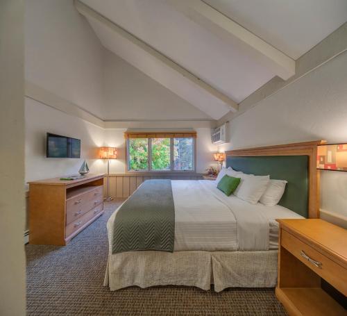 Giường trong phòng chung tại Crystal Mountain