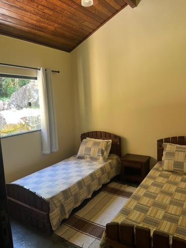 Ένα ή περισσότερα κρεβάτια σε δωμάτιο στο Sítio com água mineral, rio e cachoeira