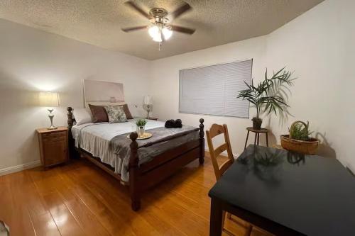 Una cama o camas en una habitación de Home 8 Mi to Dtwn Riverside Families Welcome!