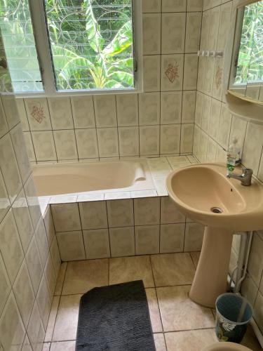 Et badeværelse på Haut de maison à Deshaies proche de Grande Anse