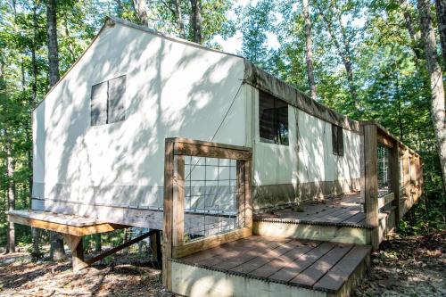 Το κτήριο όπου στεγάζεται  το οργανωμένο κάμπινγκ