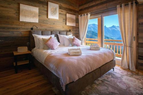 Chalet Serbijanka Alpine Retreat with Hammam Sauna and Jacuzzi for 14 Gueststs في مانيجود: غرفة نوم بسرير كبير مع نافذة كبيرة