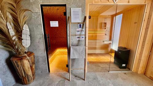 Chalet Serbijanka Alpine Retreat with Hammam Sauna and Jacuzzi for 14 Gueststs في مانيجود: حمام مع دش وباب زجاجي