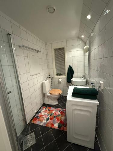 een witte badkamer met toilet en douche bij Sea breeze & silence - Kvaløysletta in Tromsø