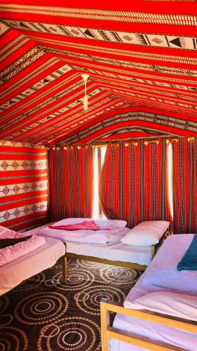 Ένα ή περισσότερα κρεβάτια σε δωμάτιο στο Desert Nights camp