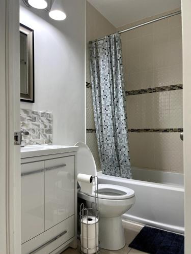 Ένα μπάνιο στο Cozy 2-Bed with Kitchen and Patio in Midtown Toronto