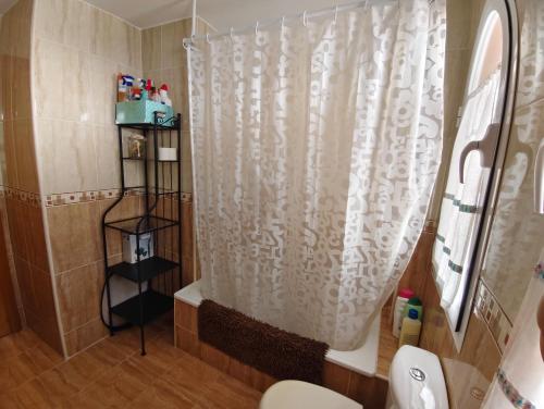 un bagno con doccia con tenda da doccia bianca di Mirador del Duque a Güéjar-Sierra