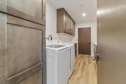 Nhà bếp/bếp nhỏ tại Modern Scottsdale Retreat with Private Jacuzzi 4 Bedrooms 2 Full Bath